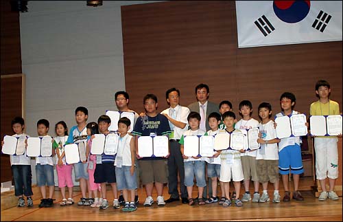 대회장인 홍대선교수와 김진갑 (사)대한창작지능로봇협회 경남지회장이 수상자들과 함께 기념사진 촬영을 하고 있다 